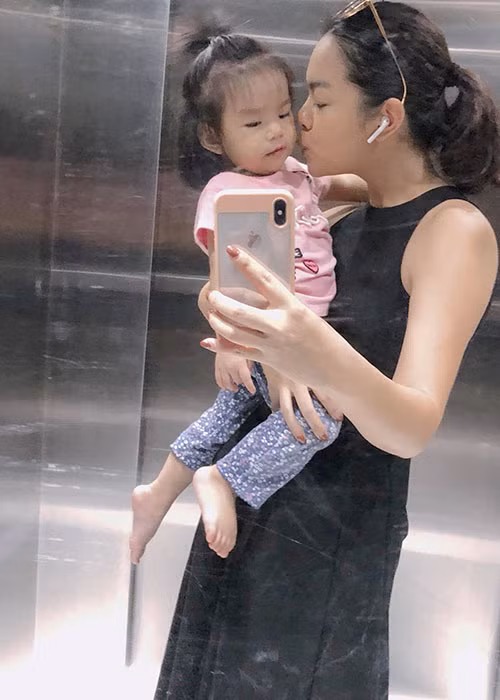 Phạm Quỳnh Anh chia sẻ cả hai cô con gái của cô đều rất yêu mẹ.