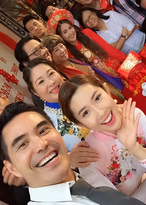 Trong phim "Gạo nếp gạo tẻ", có không ít tình huống căng thẳng nhưng hậu trường phim lại tràn ngập tiếng cười. Ảnh: FBNV