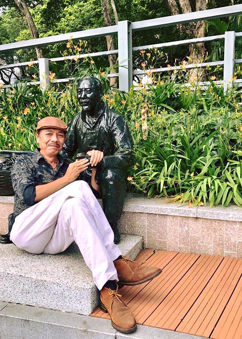 Nam nghệ sĩ hay tranh thủ thời gian ghi lại hình ảnh của mình trong những lần đi quay.