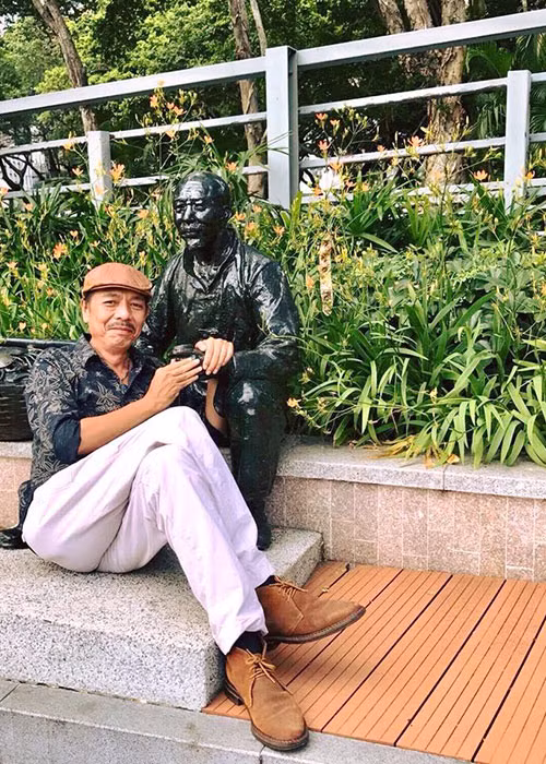 Nam nghệ sĩ hay tranh thủ thời gian ghi lại hình ảnh của mình trong những lần đi quay.