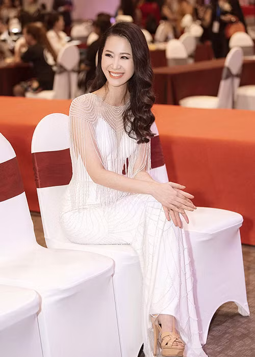 Dương Thùy Linh tâm sự: “Cuộc sống là một sự giằng co trong tâm hồn. Bao giờ bớt tham sân si thì sẽ hạnh phúc hơn. Đàn bà mọi điều trong tâm đều lộ ra mặt. Nên mình cần học để luôn giữ được sự thanh thản. Nói nhiều, mà có vẻ cũng vẫn hay quên”.