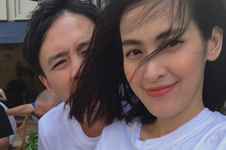 Vợ chồng sao Việt Tú Vi - Văn Anh đưa con gái đi du lịch.