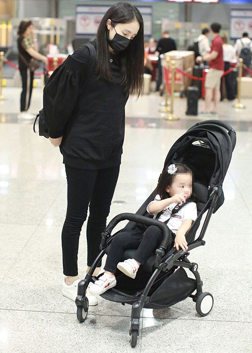 Khi Cao Vân Tường bị giam giữ vì cáo buộc tấn công tình dục ở Australia, Đổng Tuyền đã thuê nhà ở Australia để giúp đỡ chồng trong thời gian diễn ra vụ xét xử. Ảnh: Sohu