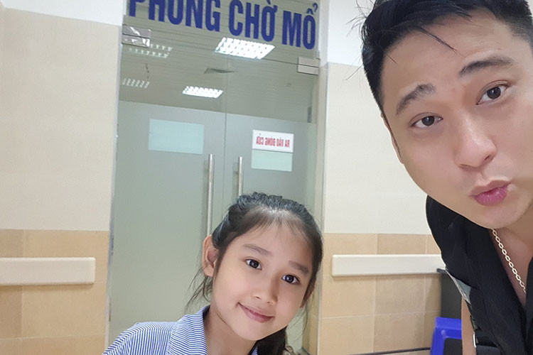 Con gái Minh Tiệp lạc quan khi phải cắt amidan. "Ca mổ đã thành công. Bạn ý đã tỉnh lại và nhí nhảnh ngay", Minh Tiệp thông báo.
