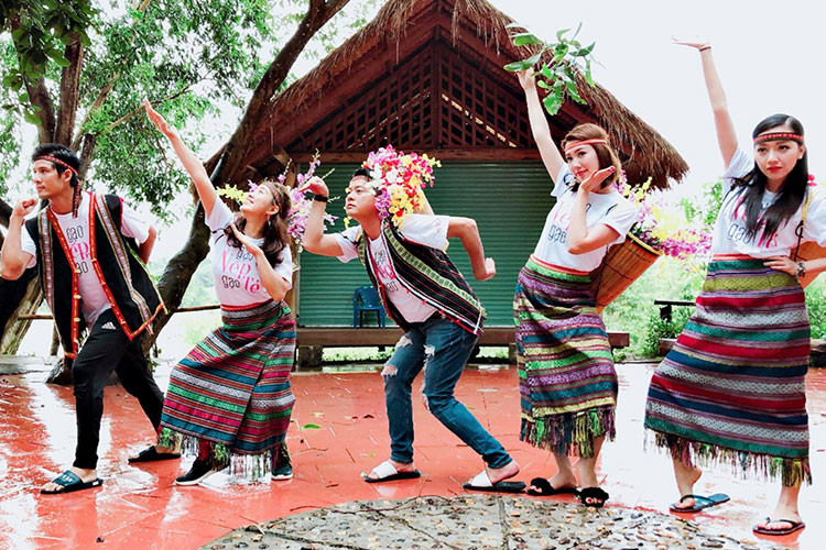 Dàn diễn viên phim "Gạo nếp gạo tẻ" nhí nhảnh trong chuyến đi quảng bá phim.