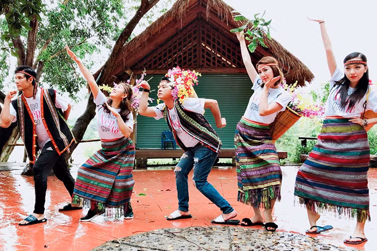 Dàn diễn viên phim "Gạo nếp gạo tẻ" nhí nhảnh trong chuyến đi quảng bá phim.