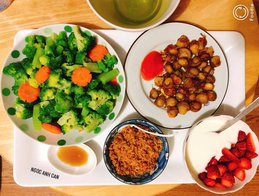 Thực đơn 8: Cồi sò điệp chiên chấm tương ớt, ruốc cá hồi, bông cải - cà rốt luộc. Nước canh là nước luộc bông cải. Tráng miệng với sữa chua dầm dâu tây.