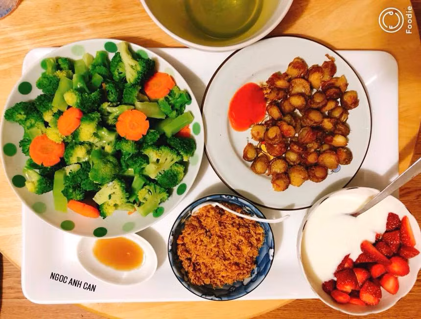 Thực đơn 8: Cồi sò điệp chiên chấm tương ớt, ruốc cá hồi, bông cải - cà rốt luộc. Nước canh là nước luộc bông cải. Tráng miệng với sữa chua dầm dâu tây.