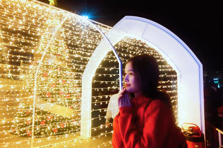 Trên trang cá nhân, Khánh Linh từng bày tỏ ngưỡng mộ Hoa hậu Việt Nam 2012 Đặng Thu Thảo. Ảnh: FBNV