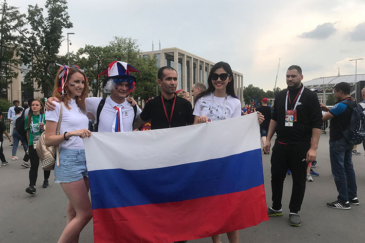 Sang Nga xem chung kết World Cup 2018, Thanh Tú có dịp gặp gỡ giao lưu với bạn bè quốc tế cùng chung tình yêu với đội tuyển Pháp.