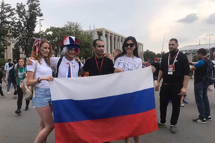 Sang Nga xem chung kết World Cup 2018, Thanh Tú có dịp gặp gỡ giao lưu với bạn bè quốc tế cùng chung tình yêu với đội tuyển Pháp.