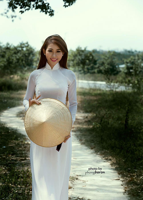 Tân Hoa hậu châu Á Thế giới cho biết, cô đã cố gắng đi học đến hết lớp 12 bằng chế độ miễn học phí cho trẻ mồ côi. Khi trưởng thành, người đẹp gốc Vĩnh Long rời khỏi quê nhà để sinh sống và làm việc tại TP HCM.