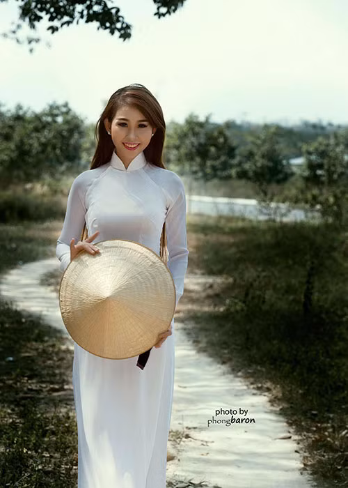 Tân Hoa hậu châu Á Thế giới cho biết, cô đã cố gắng đi học đến hết lớp 12 bằng chế độ miễn học phí cho trẻ mồ côi. Khi trưởng thành, người đẹp gốc Vĩnh Long rời khỏi quê nhà để sinh sống và làm việc tại TP HCM.