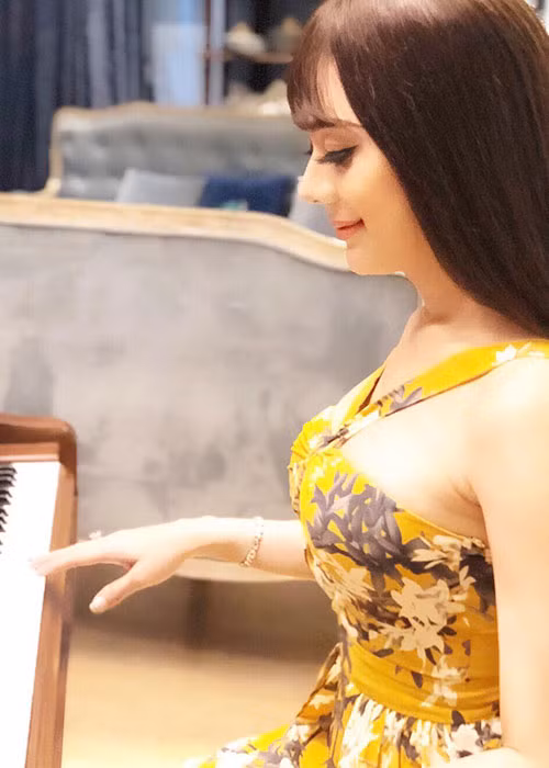 Người đẹp sinh năm 1977 có sở thích khoe vòng một gợi cảm.