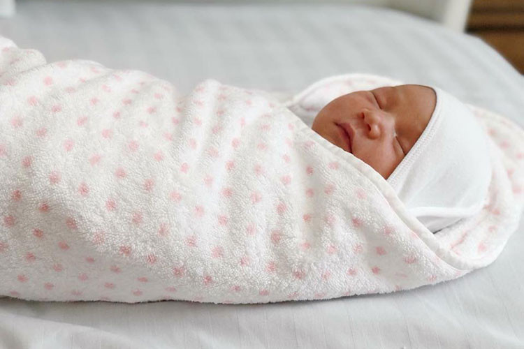 Chia sẻ về con gái, Hà Anh hài hước cho rằng bé giống bố ở tính háu ăn và thiếu kiên nhẫn.