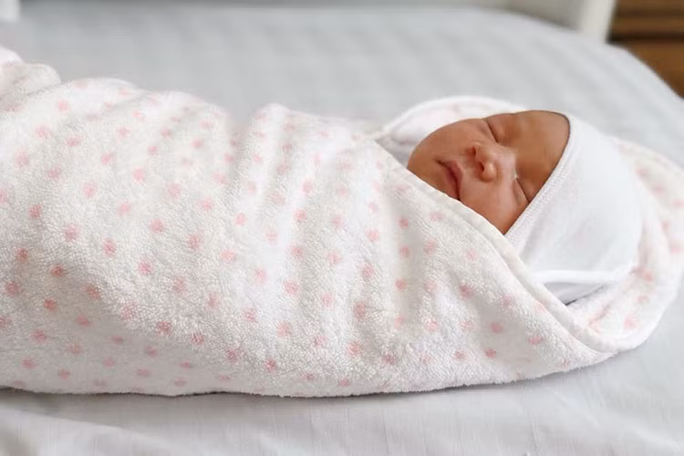 Chia sẻ về con gái, Hà Anh hài hước cho rằng bé giống bố ở tính háu ăn và thiếu kiên nhẫn.