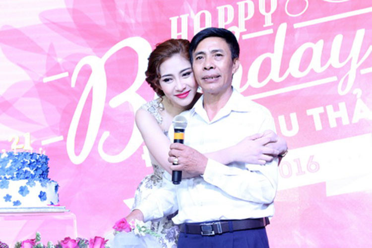 Đặng Thu Thảo là con gái người bán cơm trước khi đăng quang cuộc thi Hoa hậu Đại dương 2014. Ảnh: Khampha