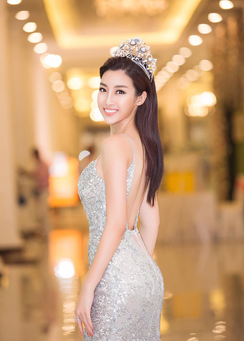 Diện váy 2 dây bó sát hở lưng, đương kim Hoa hậu Việt Nam khoe những đường cong quyến rũ.