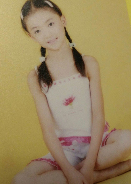 Đáp trả nghi vấn phẫu thuật thẩm mỹ, Ngô Cẩn Ngôn từng đăng tải hình ảnh xinh đẹp từ tấm bé của mình.