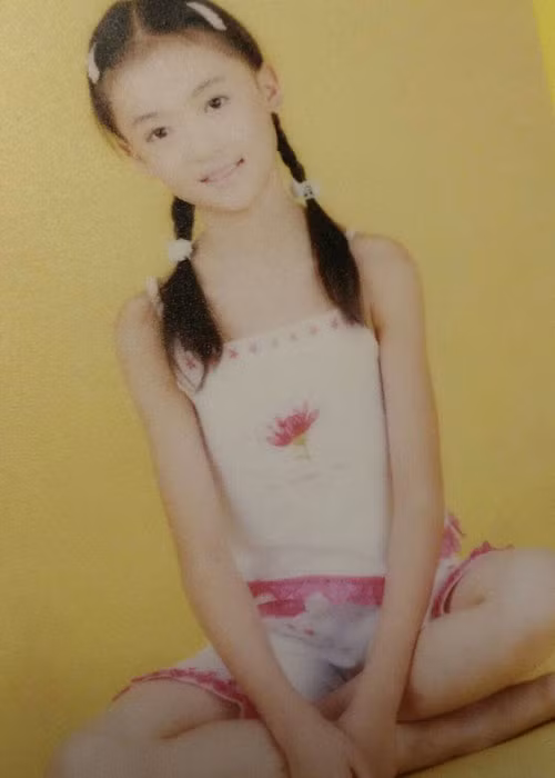 Đáp trả nghi vấn phẫu thuật thẩm mỹ, Ngô Cẩn Ngôn từng đăng tải hình ảnh xinh đẹp từ tấm bé của mình.