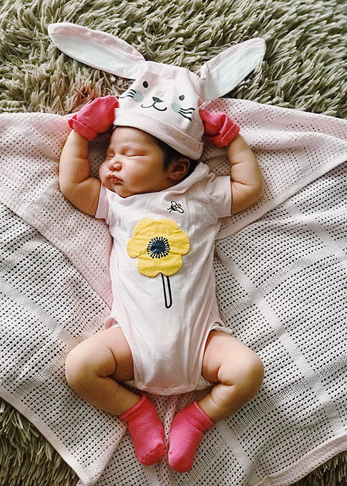 Bé Myla Vũ-Dowden là con gái của siêu mẫu Hà Anh và ông xã Olly Dowden. Cô nhóc chào đời vào ngày 26/6 vừa qua.