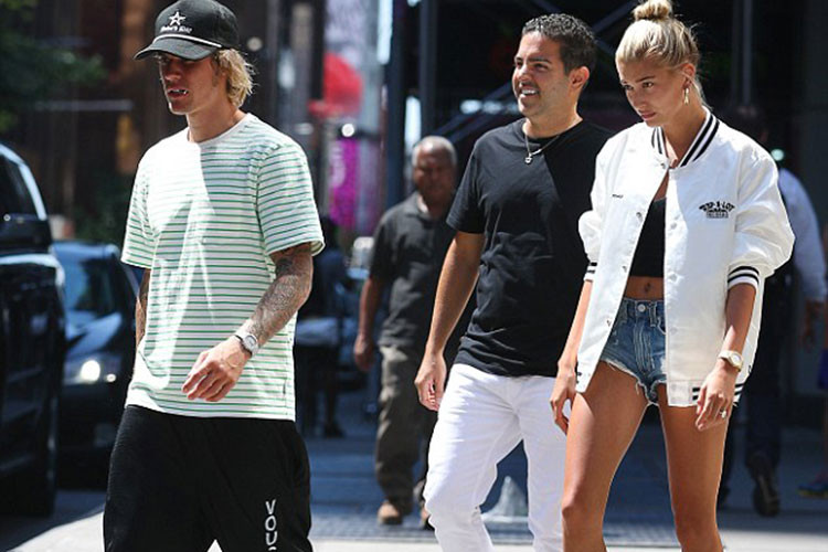 Cặp đôi đi cùng một người bạn. Ảnh: Dailymail