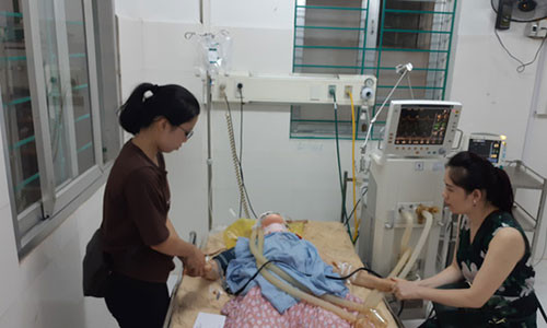 Một nạn nhân bị thương nặng đang được điều trịn tích cực tại Bệnh viện Đa khoa Cao Bằng - Ảnh: Văn Duẩn