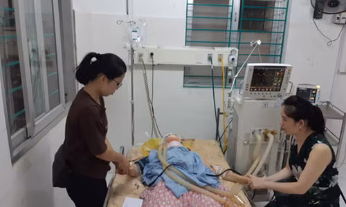 Một nạn nhân bị thương nặng đang được điều trịn tích cực tại Bệnh viện Đa khoa Cao Bằng - Ảnh: Văn Duẩn