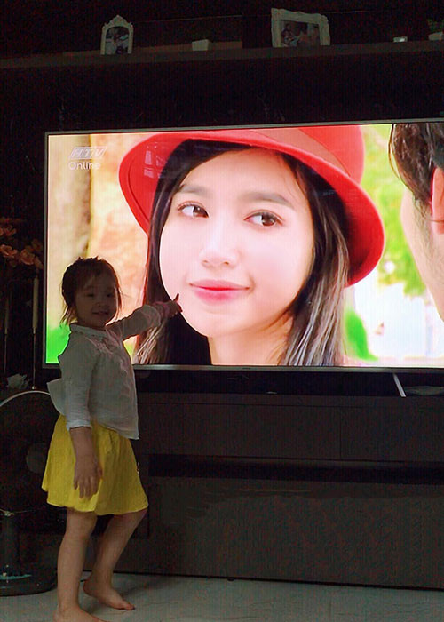 Con gái Elly Trần thích xem phim mẹ đóng. "8 năm trước khi đóng bộ phim này tôi nào đâu có bao giờ tưởng tượng được rằng vào ngày này năm 2018 tôi sẽ mọc ra 1 fan hâm mộ ưu tú như thế này đâu. Nếu biết trước là tôi đẻ hẳn chục đứa để giờ ngồi coi cho nó xôm tụ rồi", Elly Trần chia sẻ.