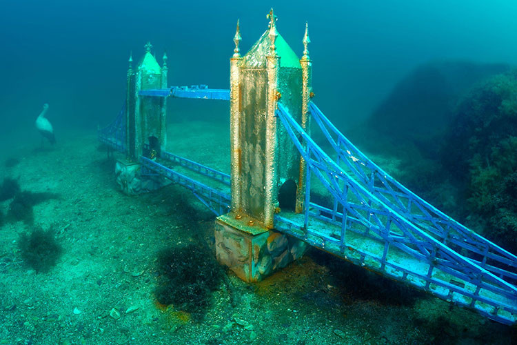 Trong hơn 20 năm qua, bảo tàng nhỏ đã phát triển với hơn 50 tác phẩm điêu khắc, trưng bày cả những hình ảnh du lịch nổi tiếng thế giới như tháp Eiffel, cầu tháp London...