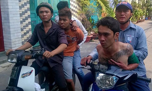 Hai tên cướp bị hiệp sĩ khống chế.