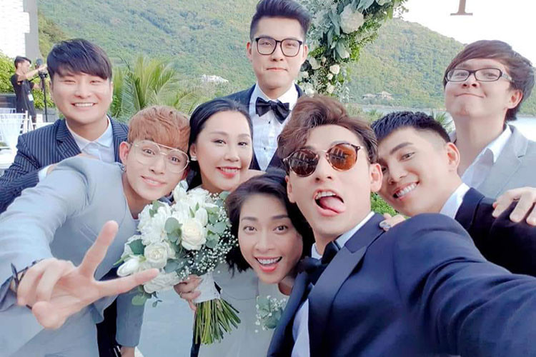Ngô Thanh Vân cùng các học trò tham dự một đám cưới.
