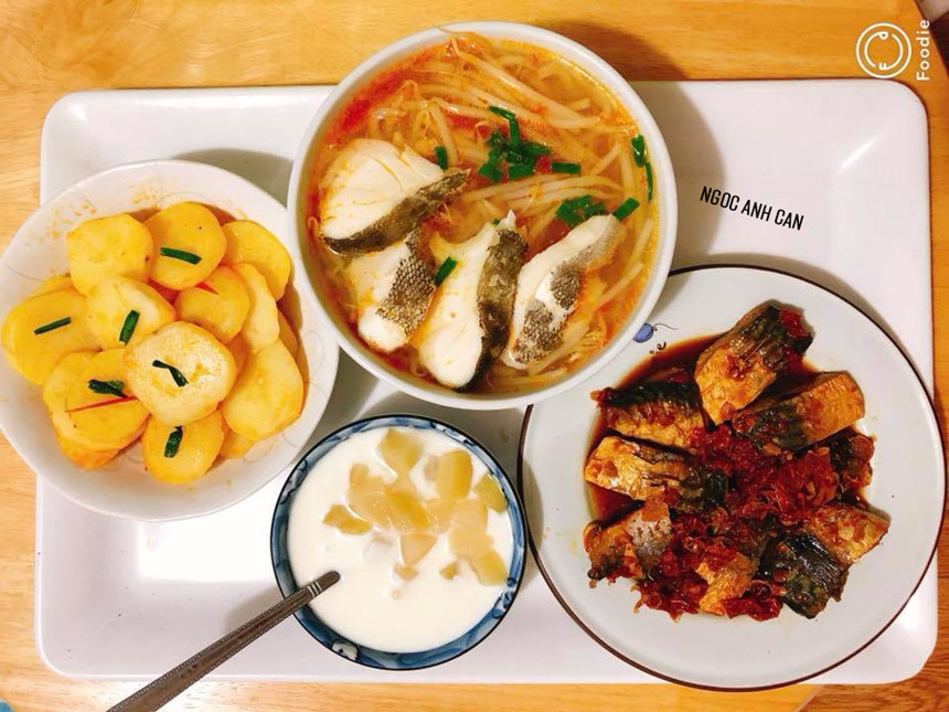 Thực đơn 4: Cá thu kho sả sốt cà chua, canh chua cá tuyết, khoai tây xào. Tráng miệng bằng sữa chua hoa quả.