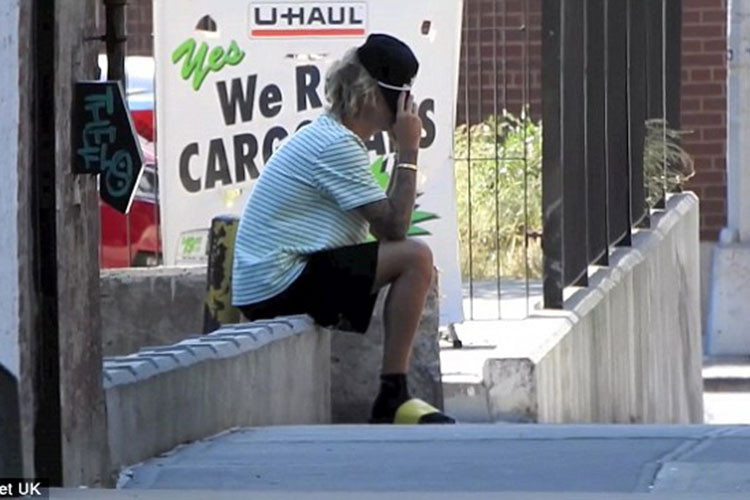 Không rõ lý do vì sao Justin ôm mặt, căng thẳng.