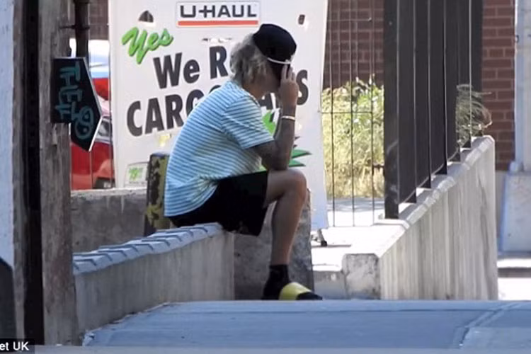 Không rõ lý do vì sao Justin ôm mặt, căng thẳng.