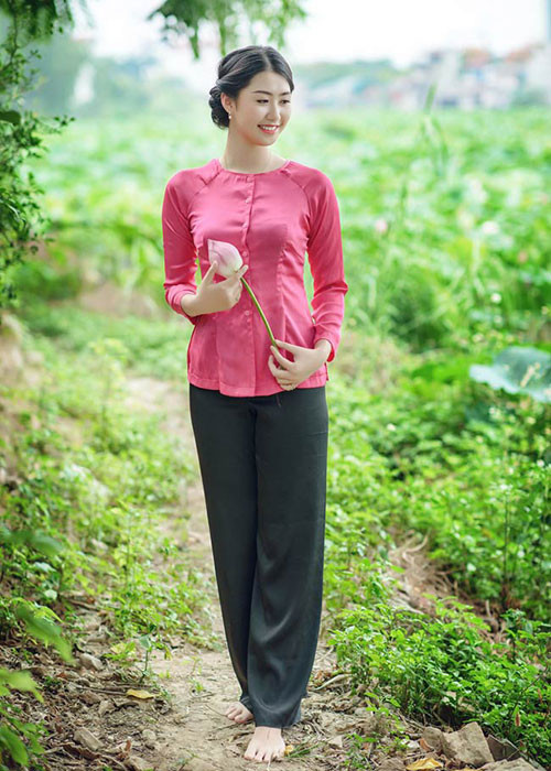 Diện áo bà ba, Ngọc Linh hóa thân cô thôn nữ dịu dàng. Ảnh: Danviet