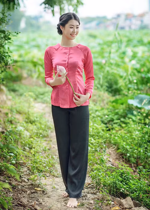 Diện áo bà ba, Ngọc Linh hóa thân cô thôn nữ dịu dàng. Ảnh: Danviet