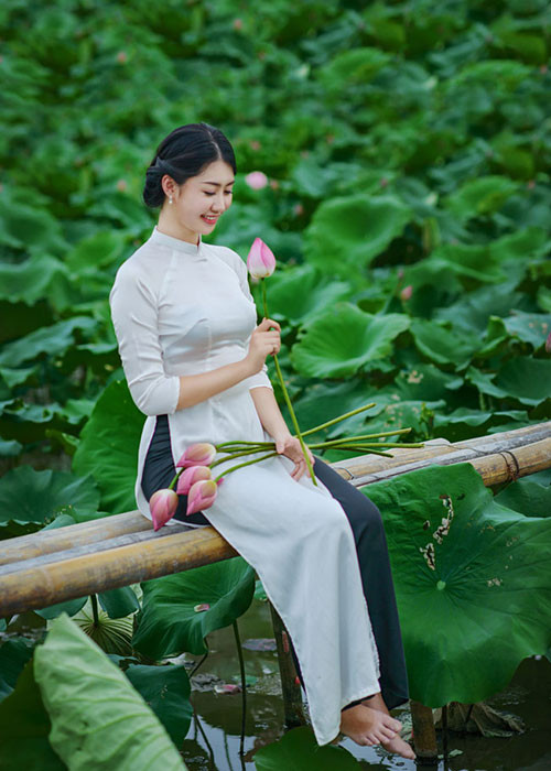 Ngọc Linh cũng thả dáng bên hoa sen trong tà áo dài trắng. Hiện, nhiều người kỳ vọng Ngọc Linh tiến xa tại cuộc thi Hoa hậu Việt Nam năm nay. Ảnh: Danviet