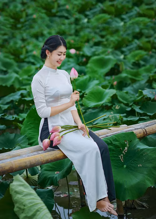 Ngọc Linh cũng thả dáng bên hoa sen trong tà áo dài trắng. Hiện, nhiều người kỳ vọng Ngọc Linh tiến xa tại cuộc thi Hoa hậu Việt Nam năm nay. Ảnh: Danviet