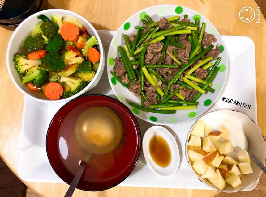 Thực đơn 9: Thịt bò xào ngồng tỏi, canh bông cải - cà rốt hầm, nước luộc rau củ thêm chanh uống giảm háo. Tráng miệng với sữa chua dầm hoa quả.