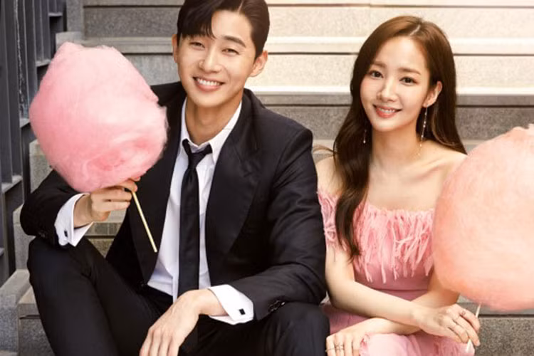 Park Min Young từng có mối tình ngắn ngủi với Lee Min Ho. Sau khi chia tay, cô thừa nhận sợ yêu lần nữa. Còn Park Seo Joon từng vướng nghi vấn phim giả tình thật với Kim Ji Won - nữ diễn viên phim "Hậu duệ mặt trời". Ảnh: Soompi