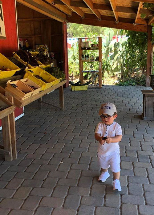 Bà xã của Đan Trường đưa con trai đi chơi.