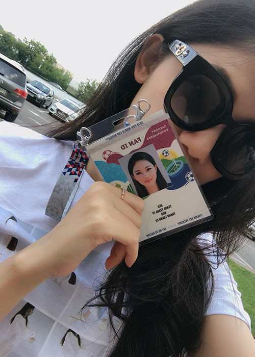 Thanh Tú khoe thẻ dành cho người hâm mộ do ban tổ chức cung cấp.