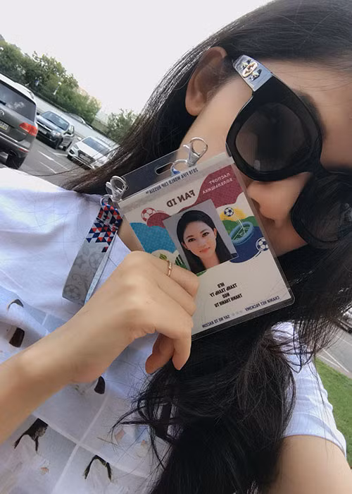 Thanh Tú khoe thẻ dành cho người hâm mộ do ban tổ chức cung cấp.
