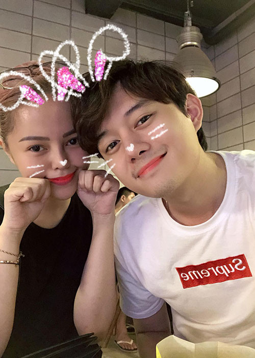 Anh Dũng "Sống chung với mẹ chồng" đưa bạn gái đi xem phim.