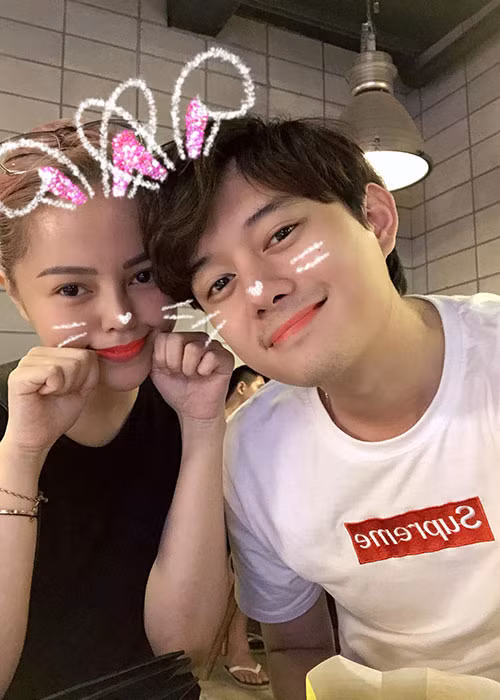 Anh Dũng "Sống chung với mẹ chồng" đưa bạn gái đi xem phim.