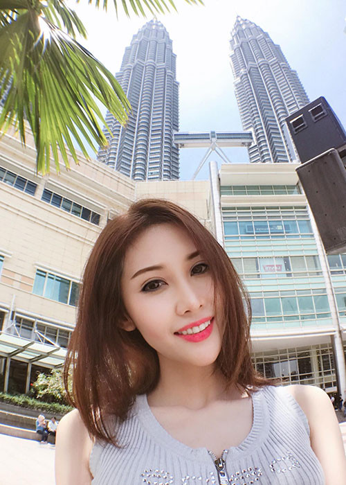 “Chi Nguyễn cũng gặp không ít cám dỗ và cũng hiểu rõ trong nghề sẽ không tránh khỏi những cạm bẫy. Nhưng Chi chọn con đường hoạt động lành mạnh, đi lên bằng chính sức lực và khả năng của mình. Đến ngày hôm nay, Chi tự tin những gì mình đạt được là ở sự cố gắng, đại gia có vây lấy cũng vô ích, vì Chi luôn nói không với mọi sự giúp đỡ mang ý nghĩa tiêu cực”, cô nói.