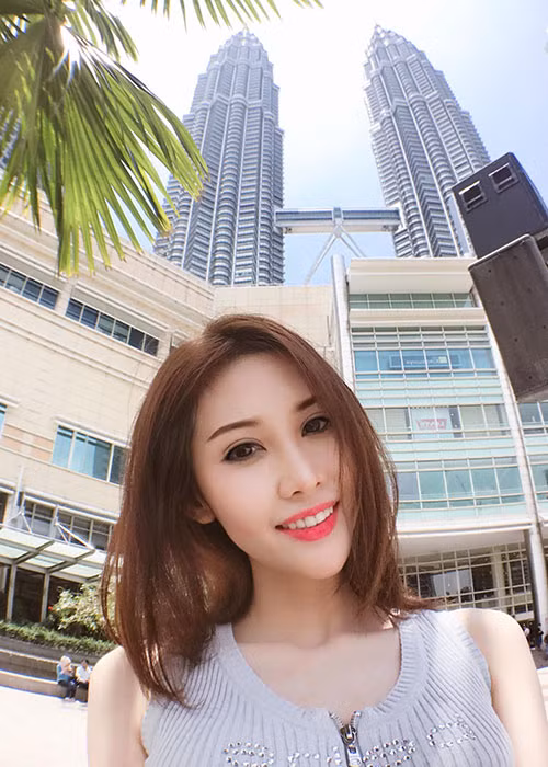 “Chi Nguyễn cũng gặp không ít cám dỗ và cũng hiểu rõ trong nghề sẽ không tránh khỏi những cạm bẫy. Nhưng Chi chọn con đường hoạt động lành mạnh, đi lên bằng chính sức lực và khả năng của mình. Đến ngày hôm nay, Chi tự tin những gì mình đạt được là ở sự cố gắng, đại gia có vây lấy cũng vô ích, vì Chi luôn nói không với mọi sự giúp đỡ mang ý nghĩa tiêu cực”, cô nói.