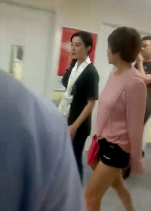 Phạm Băng Băng diện trang phục giản dị, quần jeans, áo thun đen. Ảnh: Sina