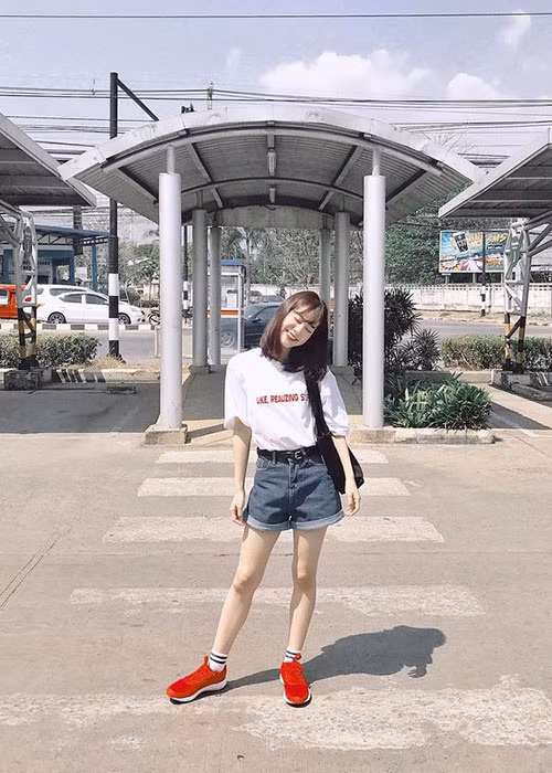 Quần áo gọn gàng, năng động: Theo cuộc khảo sát trên mạng xã hội Thái Lan, bên cạnh kiểu váy liền hoa nhẹ nhàng, các chàng trai cũng rất thích bạn gái mình diện đồ xì po năng động.